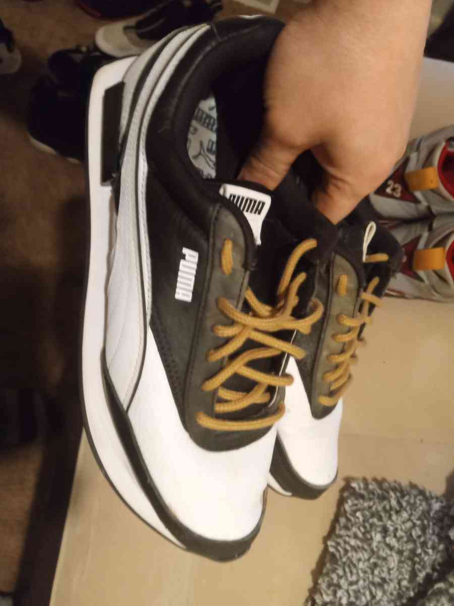 I want 15 for these pumas they are size 8 - Addieville, Illinois - FleaMarketBay