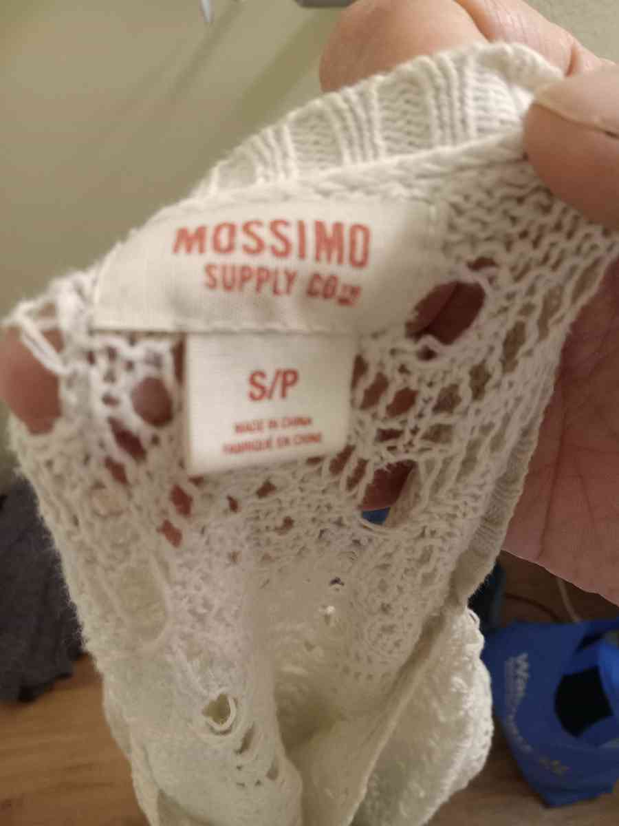 2 womens size medium shirts - Colorado Springs, Colorado - FleaMarketBay