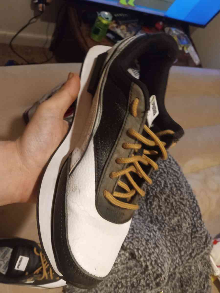 I want 15 for these pumas they are size 8 - Addieville, Illinois - FleaMarketBay