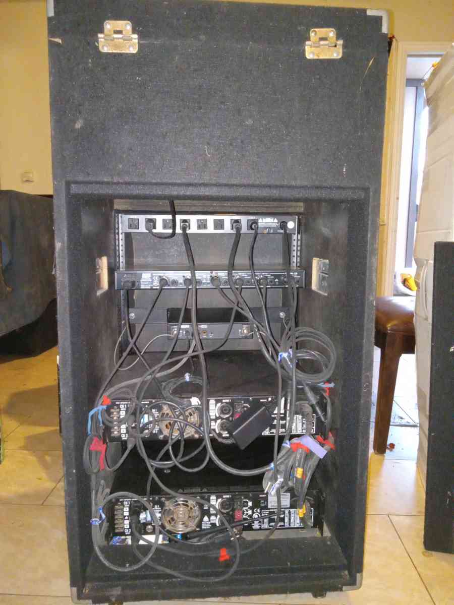 Estoy vendiendo sonido completo cerwin vega en 1350 - Salinas, California - FleaMarketBay