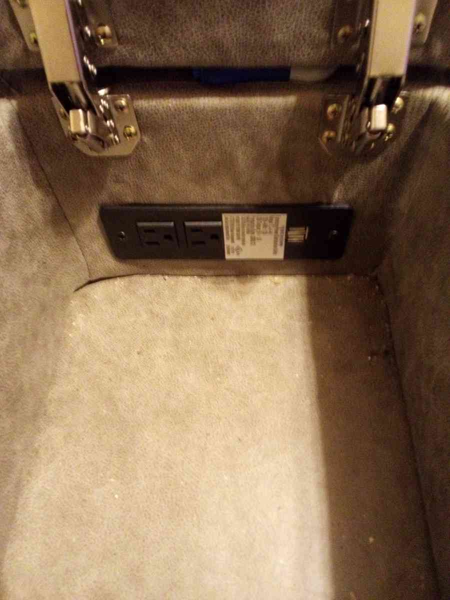 couch recliner with built in chargers and outlets - Altoona, Pennsylvania - FleaMarketBay