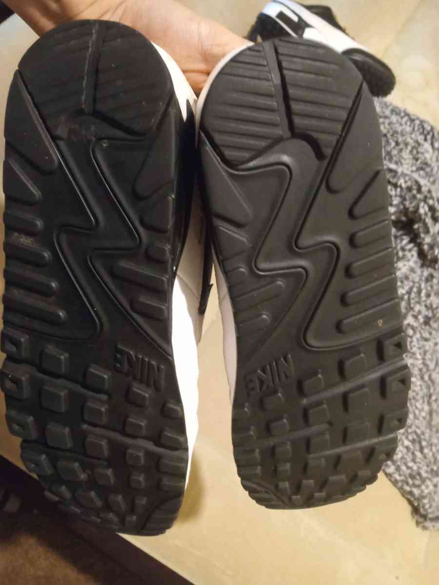 I want 15 for this Air maxes size 8 - Addieville, Illinois - FleaMarketBay