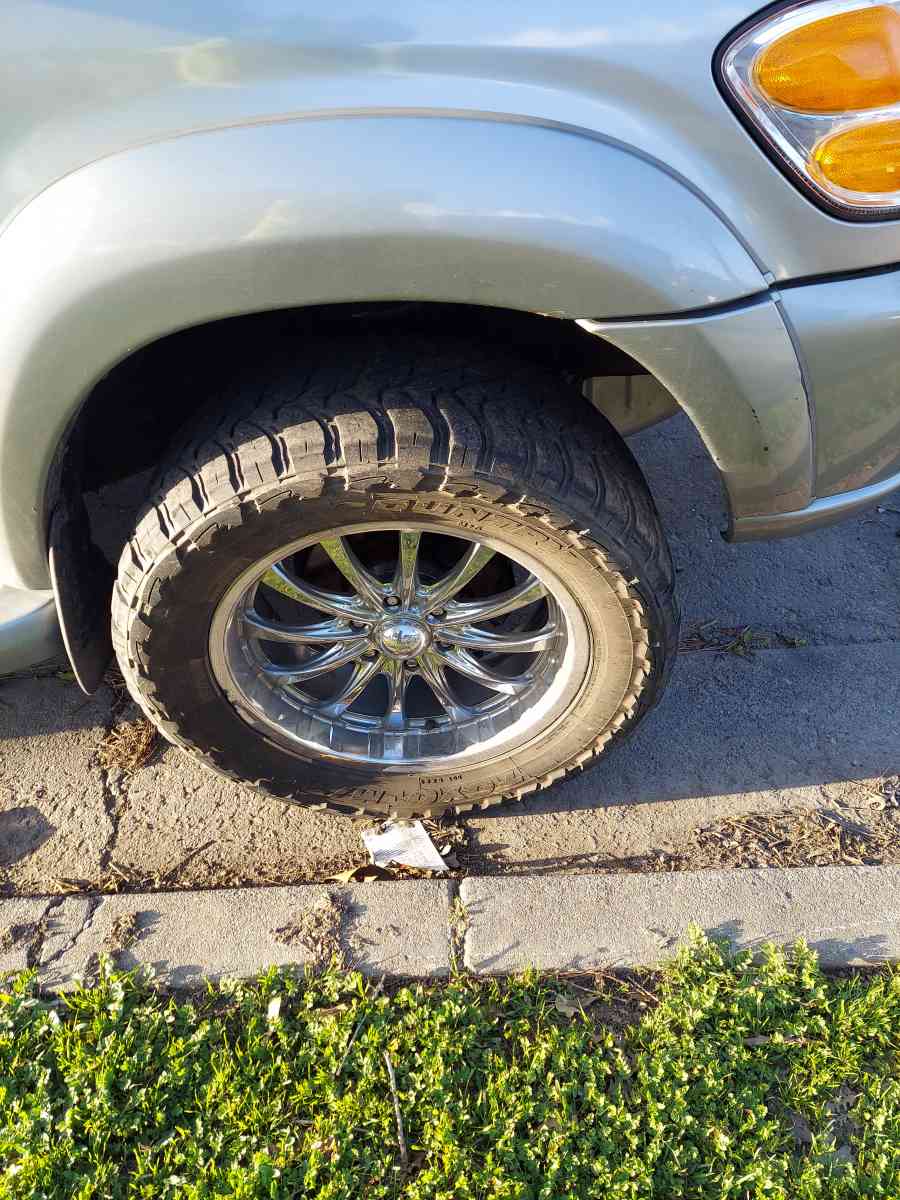 toyota sequoia  sr5 - California City, California - FleaMarketBay