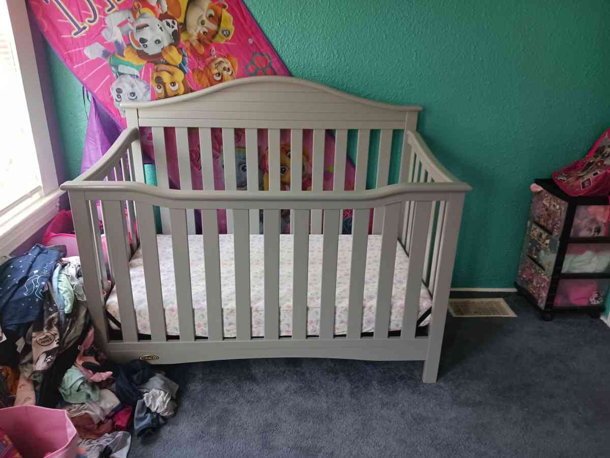 Graco crib and convertible toddler bed with mattress - Pittsburgh, Pennsylvania