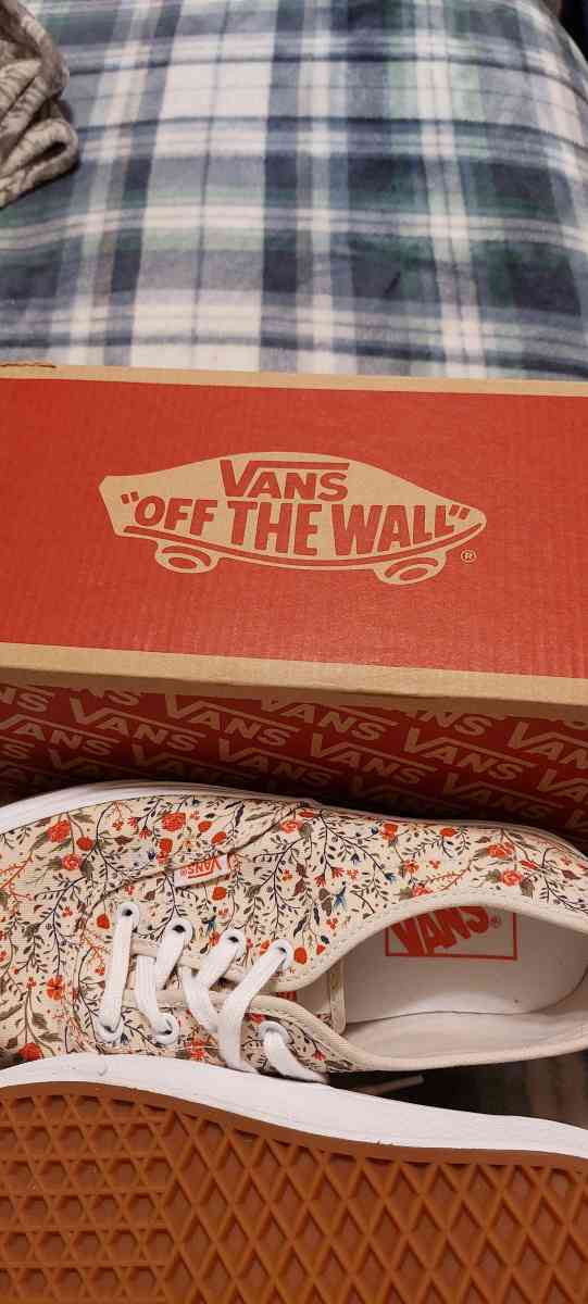 womens  vans shoes - Avondale, Arizona - FleaMarketBay