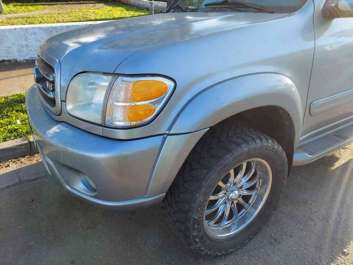 toyota sequoia  sr5 - California City, California - FleaMarketBay