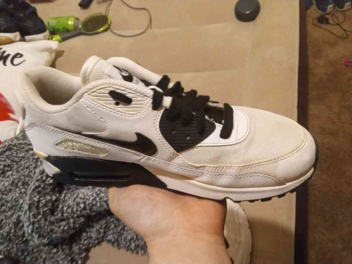 I want 15 for this Air maxes size 8 - Addieville, Illinois - FleaMarketBay