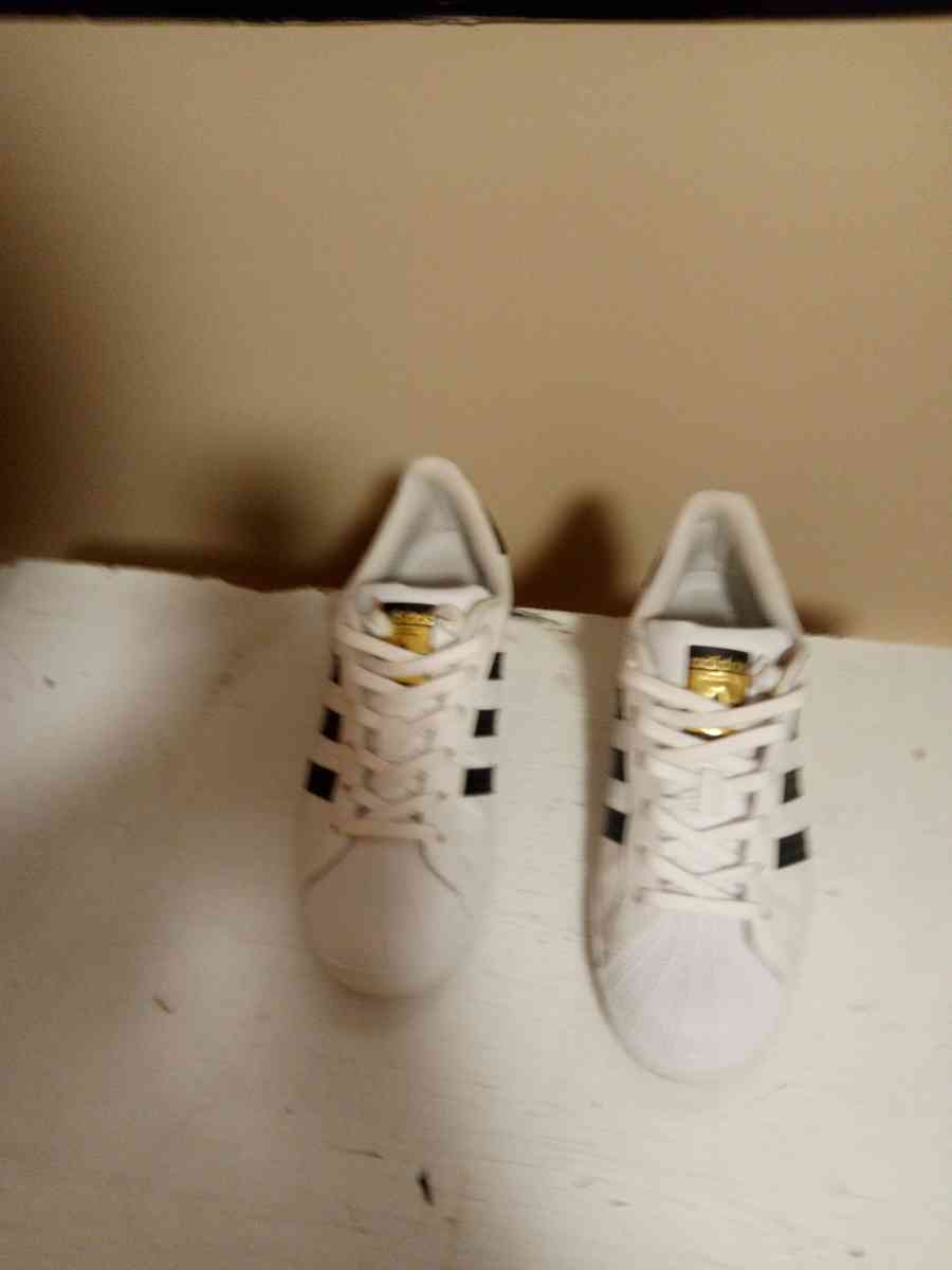 Lady adidas tennis shoes size 6half - Charleston, West Virginia