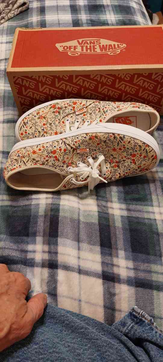 womens  vans shoes - Avondale, Arizona - FleaMarketBay