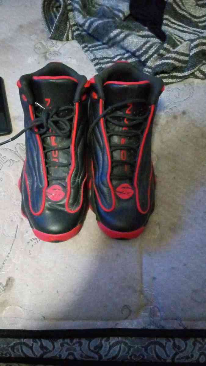 Im selling Jordans black and red size 9 - Cuba, Missouri