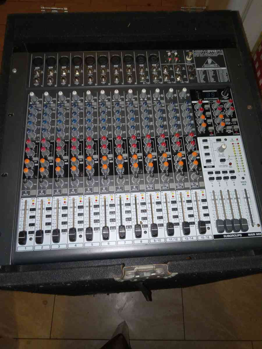 Estoy vendiendo sonido completo cerwin vega en 1350 - Salinas, California - FleaMarketBay