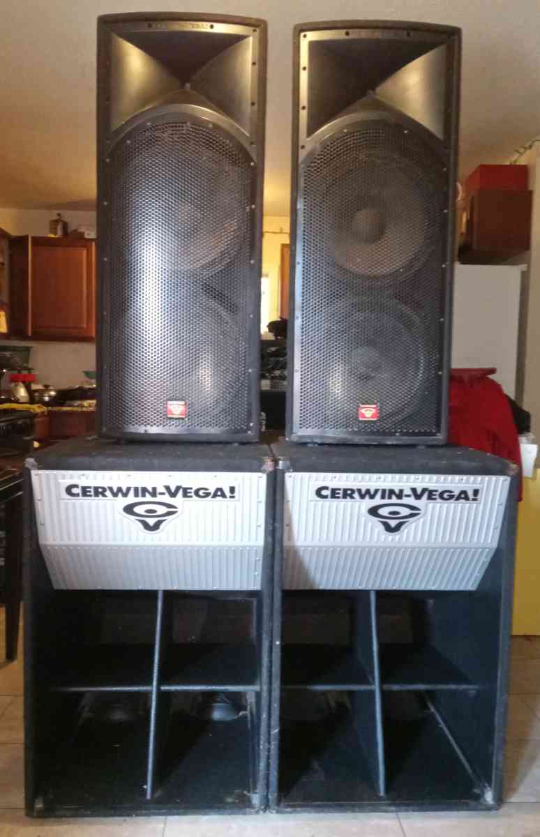 Estoy vendiendo sonido completo cerwin vega en 1350 - Salinas, California