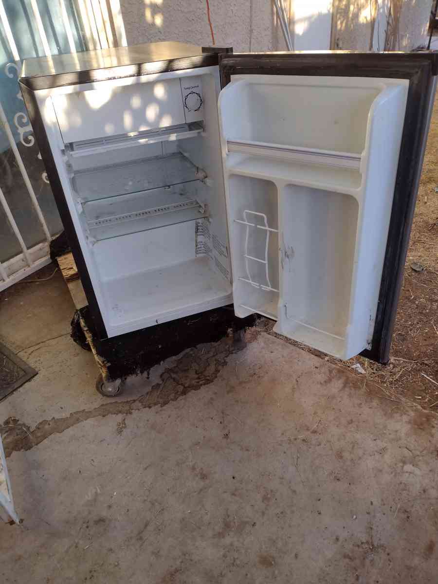 GE mini fridge w freezer barely used - Las Vegas, Nevada - FleaMarketBay