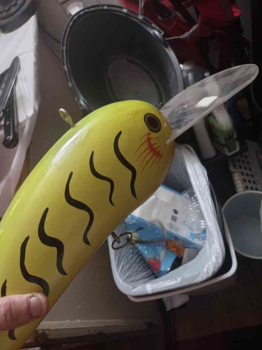 hang ur poles or whatever and put ur keys on the shelf - Blytheville, Arkansas - FleaMarketBay