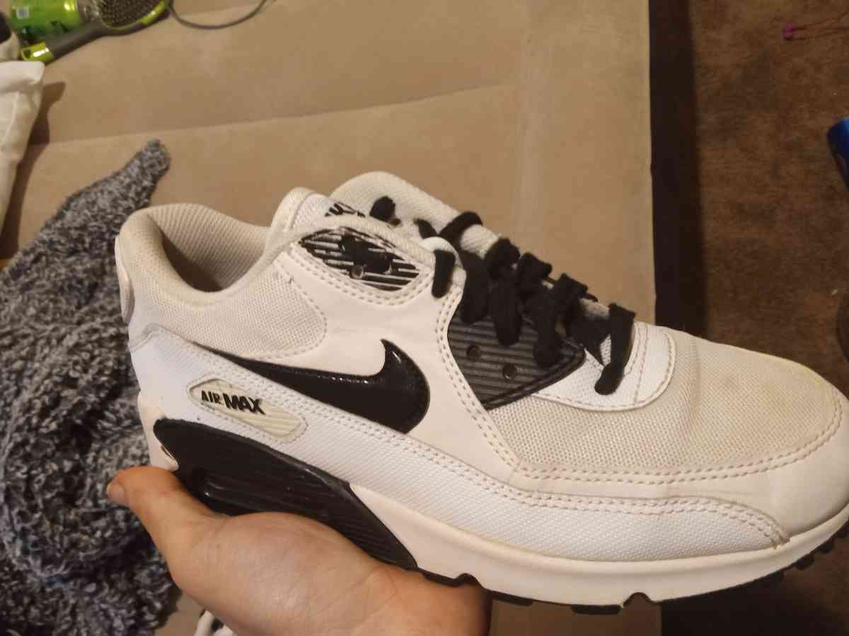 I want 15 for this Air maxes size 8 - Addieville, Illinois - FleaMarketBay