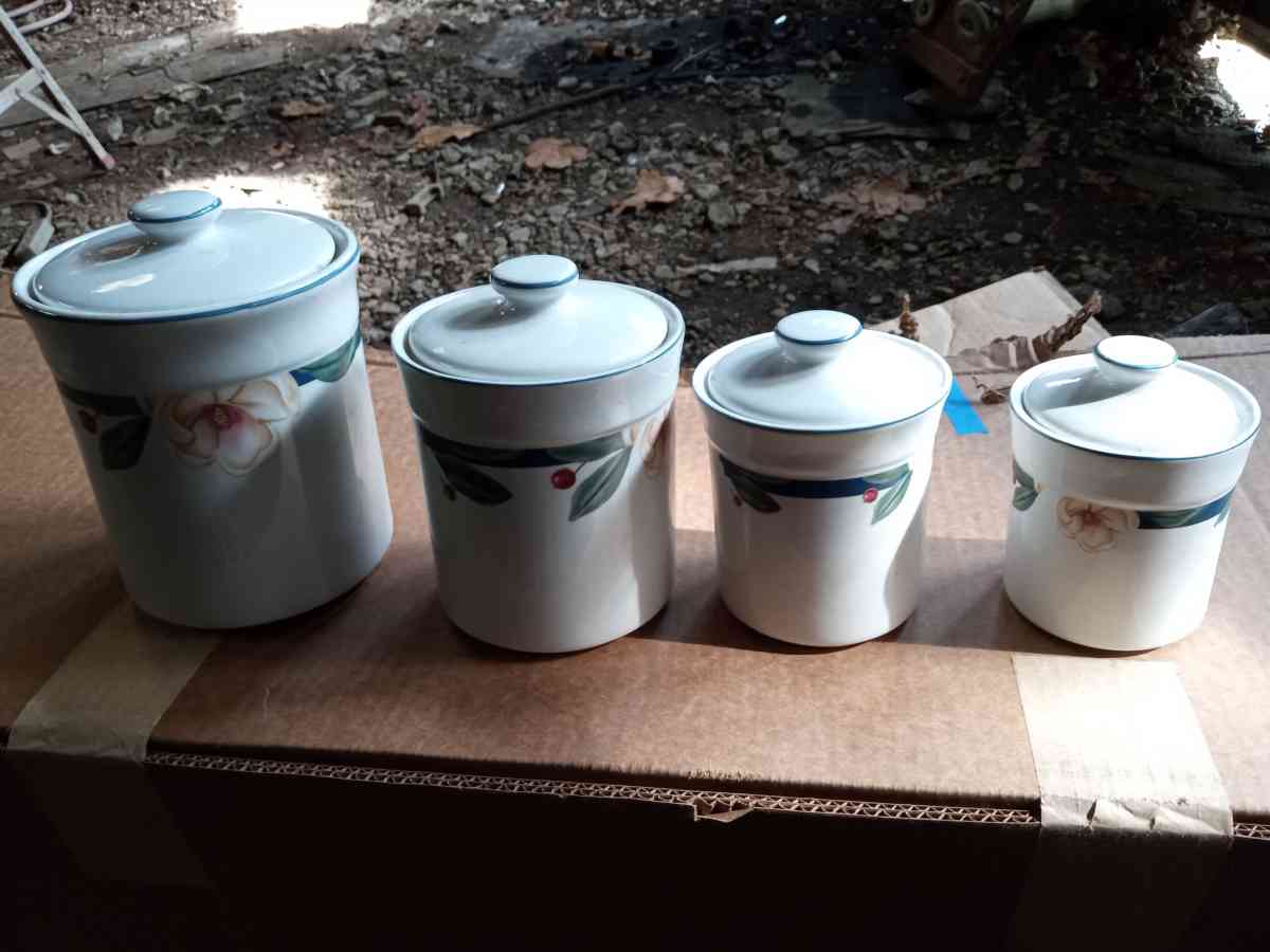 set of canisters - Pelzer, South Carolina