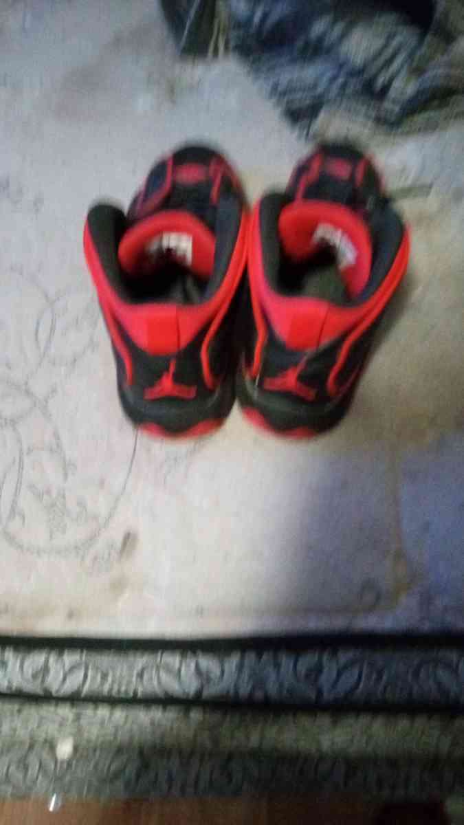 Im selling Jordans black and red size 9 - Cuba, Missouri - FleaMarketBay