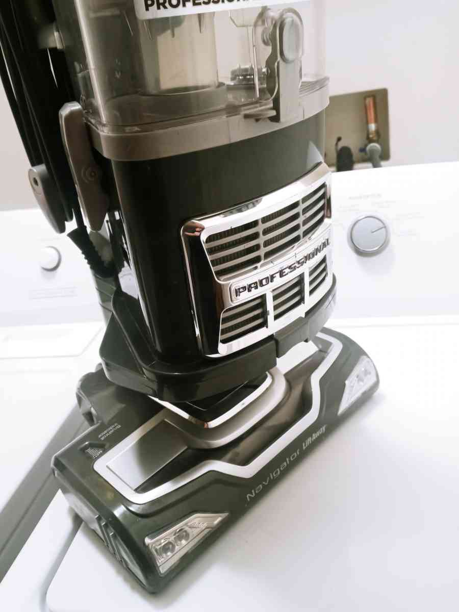 Shark navigator lift away vacuum cleaner - Pomona, California - FleaMarketBay
