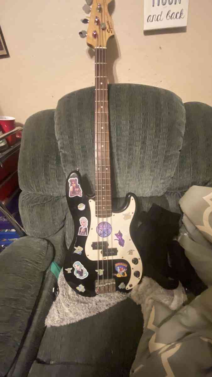 4 string bass with amp - Cresco, Iowa