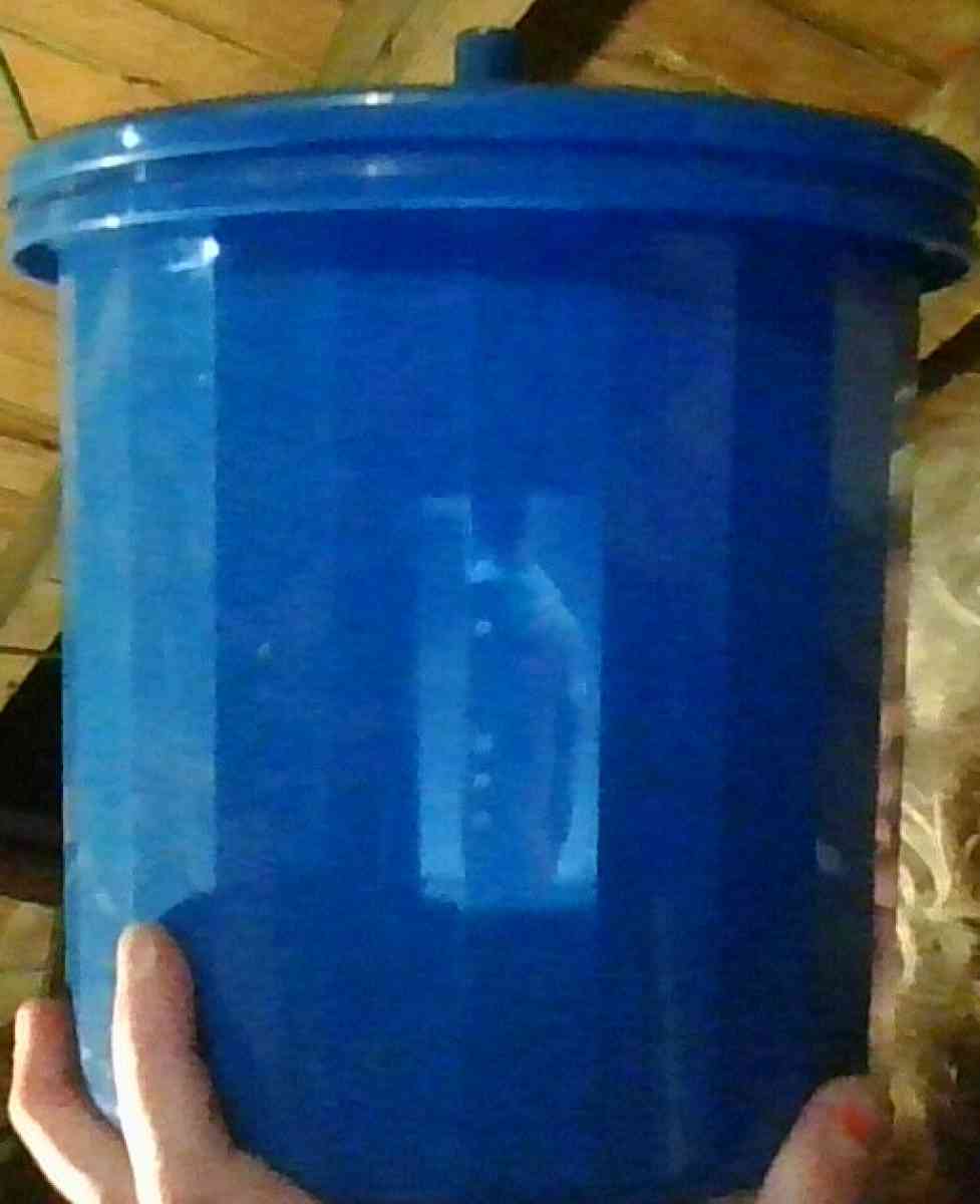 Ice bucket with toungs - Alliance, Ohio