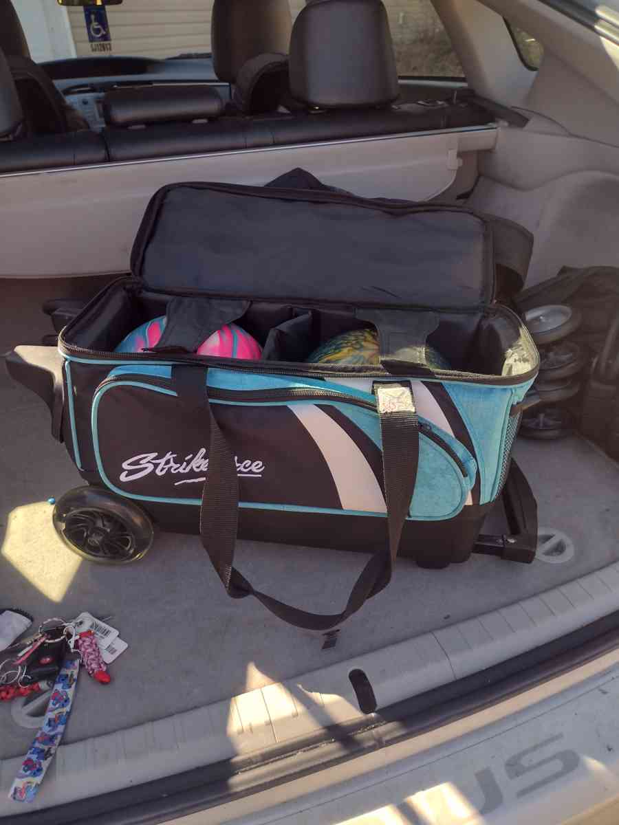 bowling balls - Elyria, Ohio