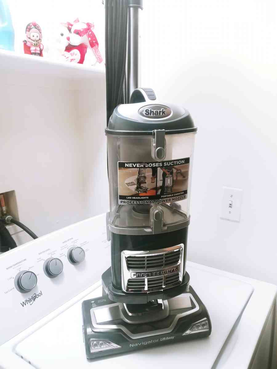 Shark navigator lift away vacuum cleaner - Pomona, California