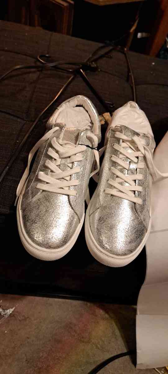 silver shoes by the drop - Fort Worth, Texas - FleaMarketBay