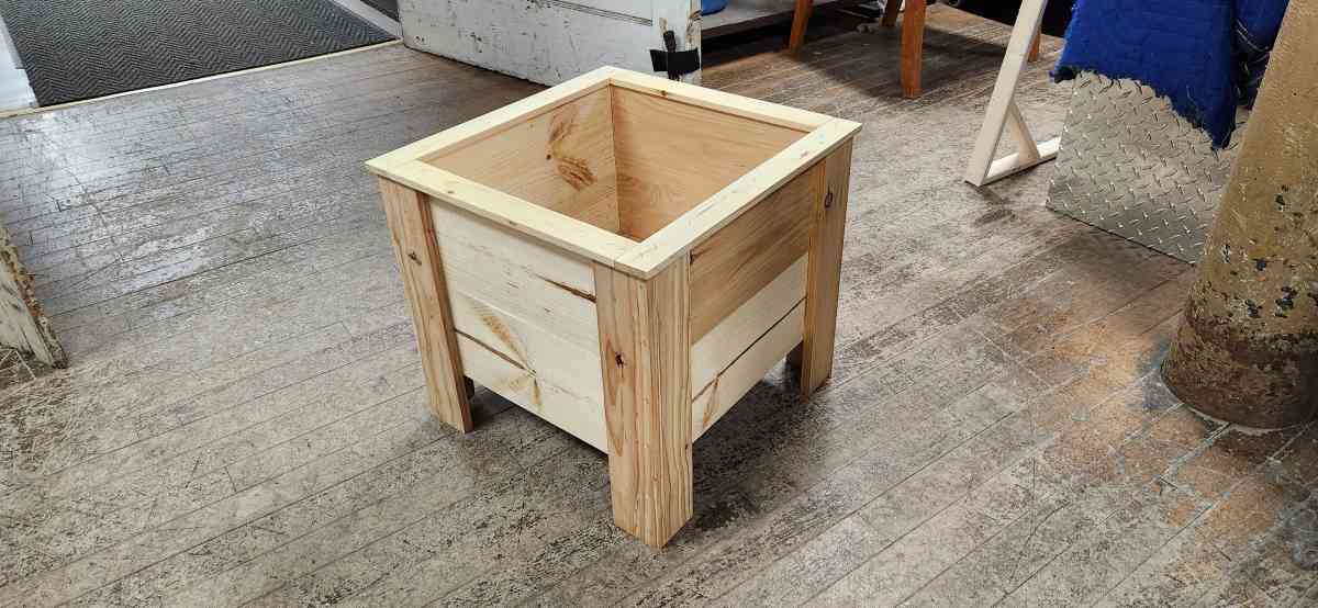 wooden planter - Urbana, Illinois - FleaMarketBay