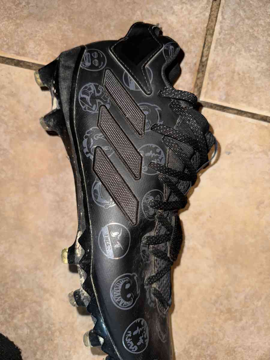 football cleats - Littlerock, California - FleaMarketBay