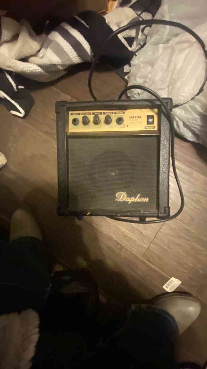 4 string bass with amp - Cresco, Iowa - FleaMarketBay