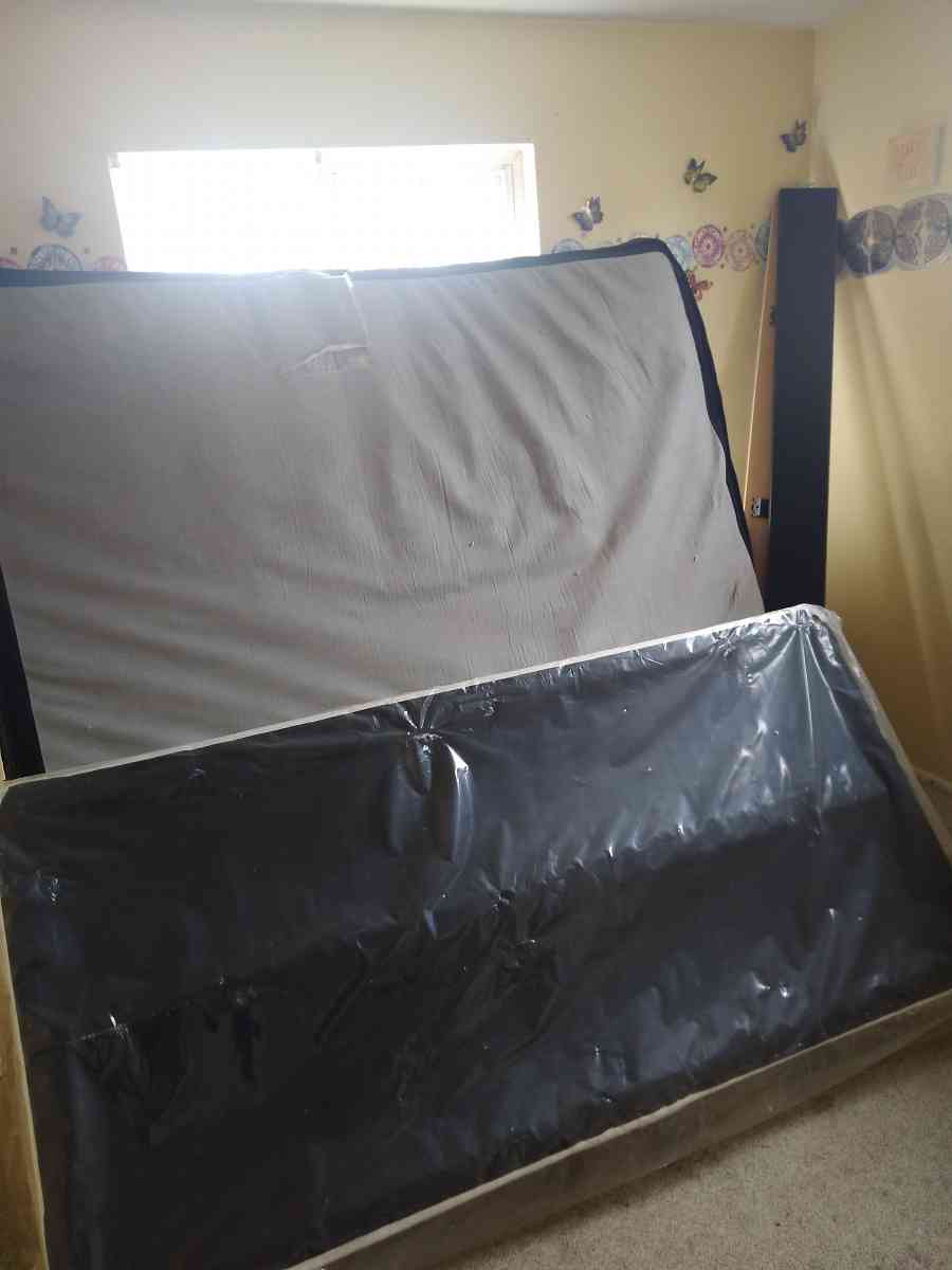 King size bed Marble and Redwood - Columbus, Ohio - FleaMarketBay