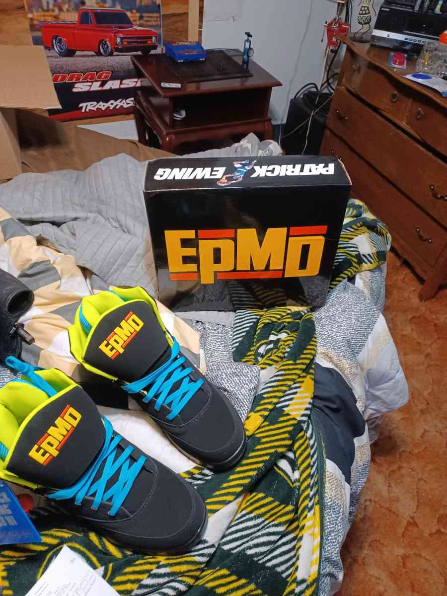 Patrick Ewing  33 HI size 16 - Two Rivers, Wisconsin