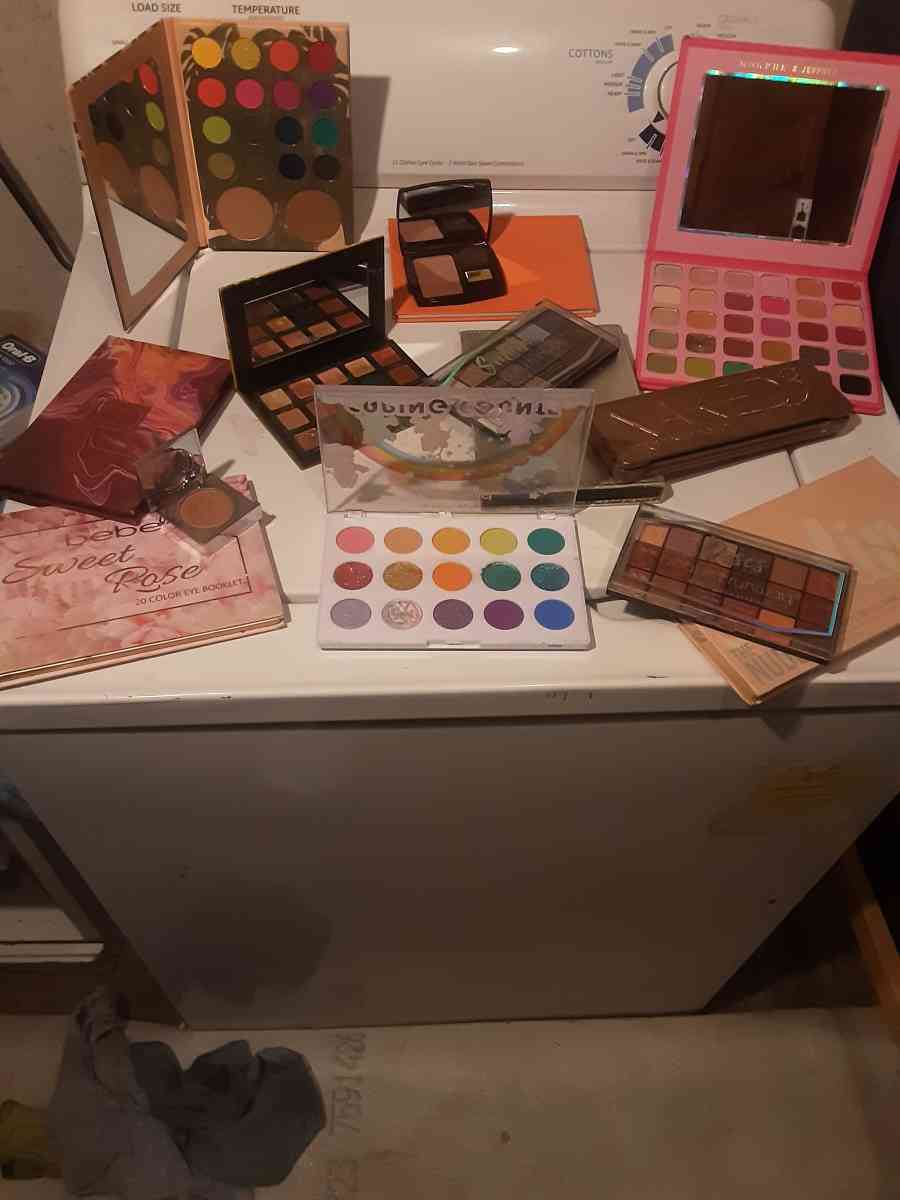 new make up pallette - Lubbock, Texas - FleaMarketBay