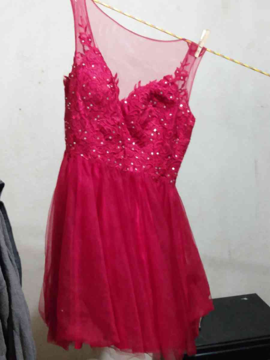red dress for balls nice and never used size m - Mobile, Alabama