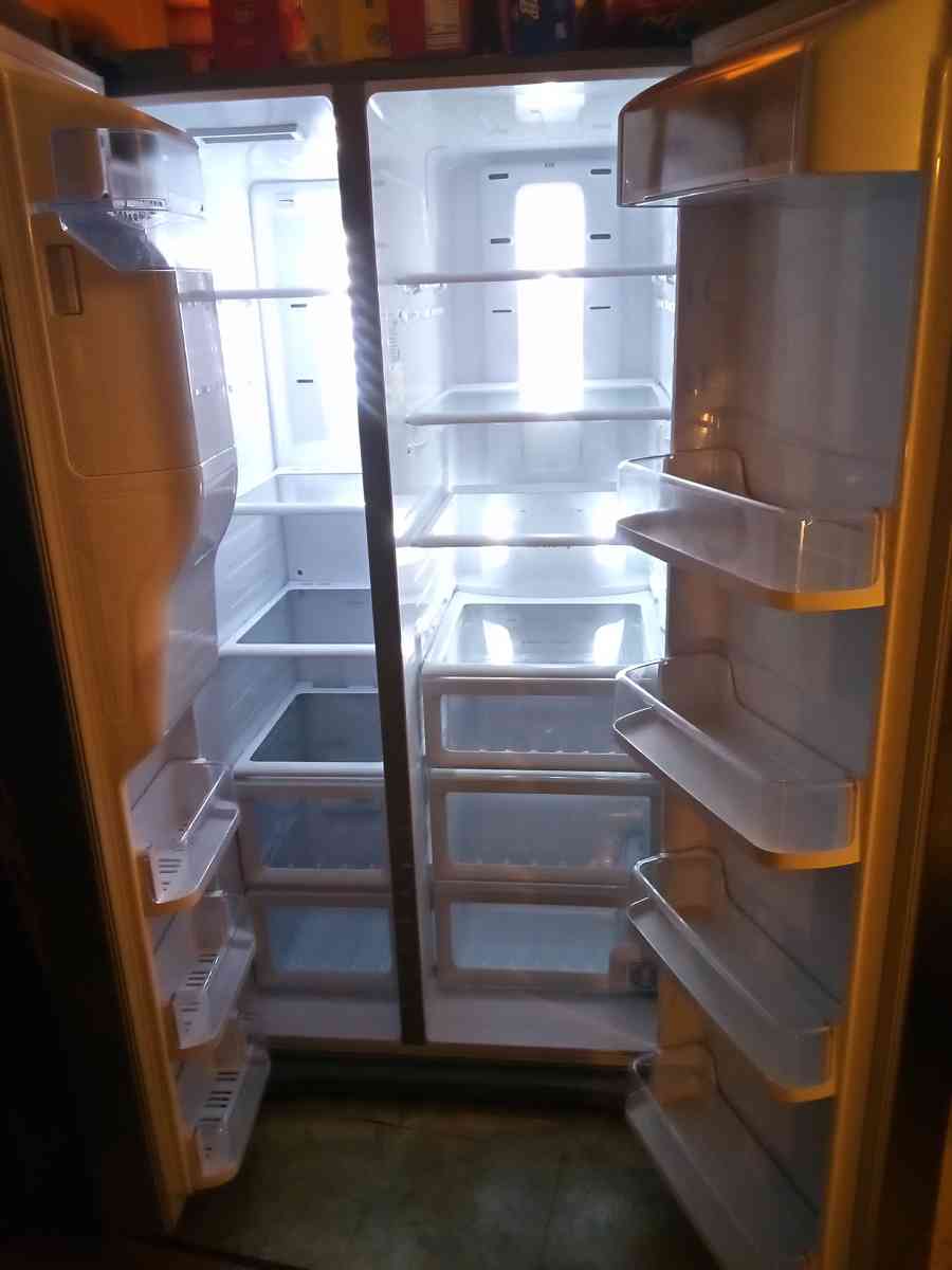 Samsung Bluetooth capable refrigerator - Illinois City, Illinois - FleaMarketBay