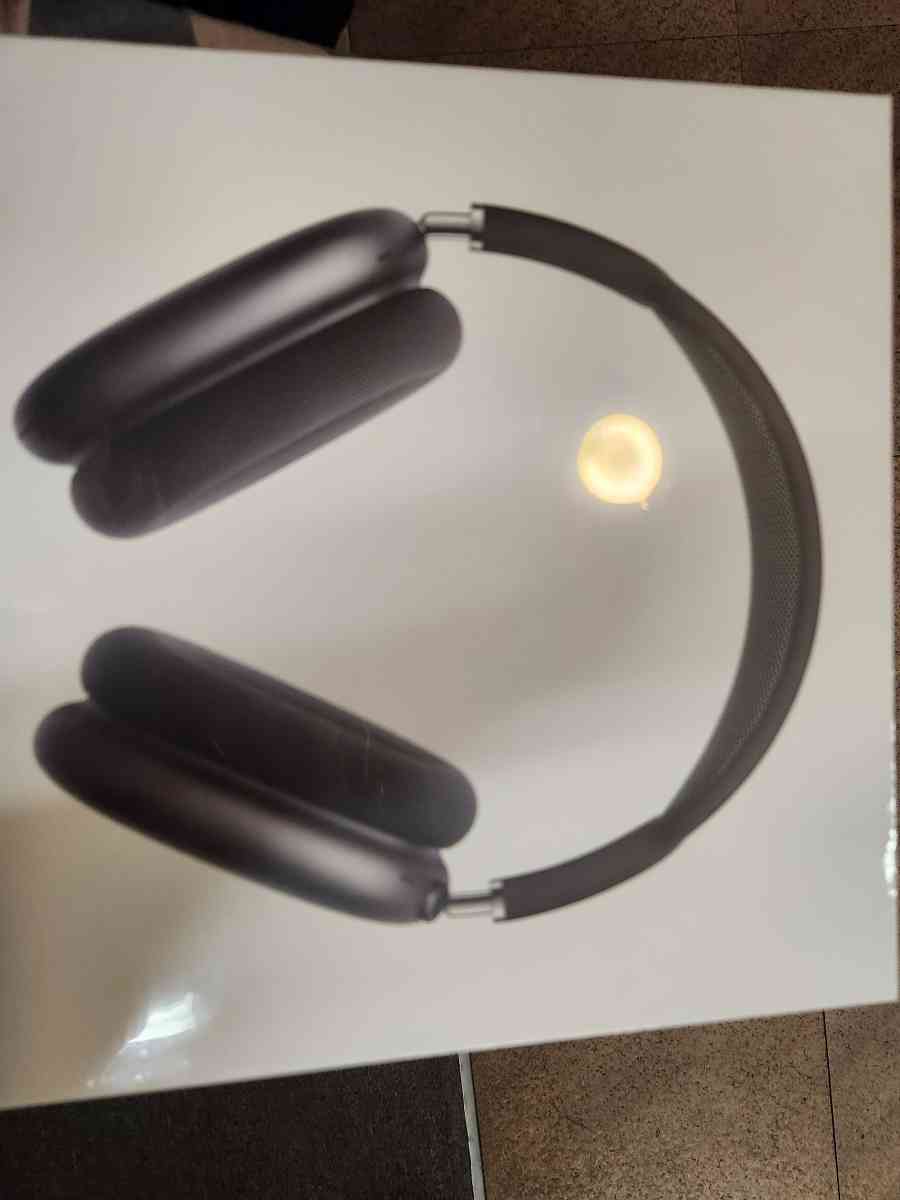 Airpods Max - Los Angeles, California