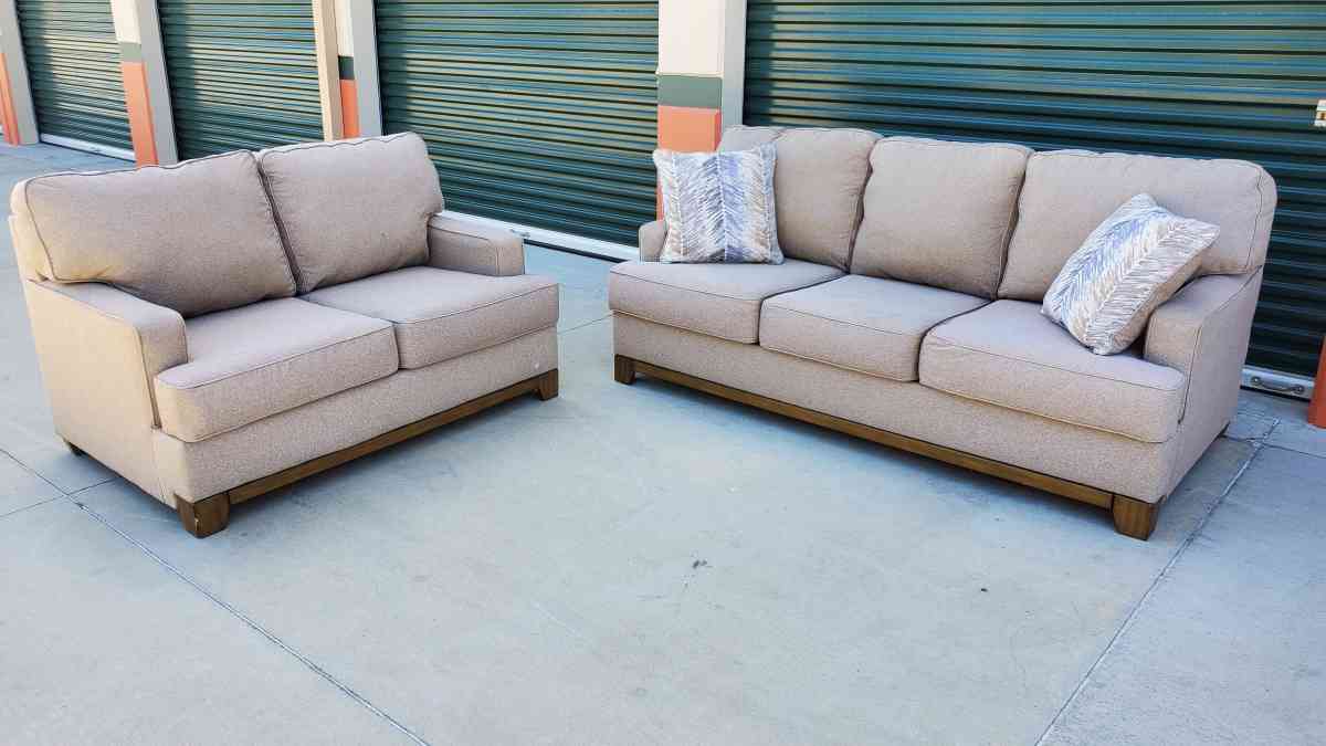 Couch set delivery available - Norwalk, California - FleaMarketBay