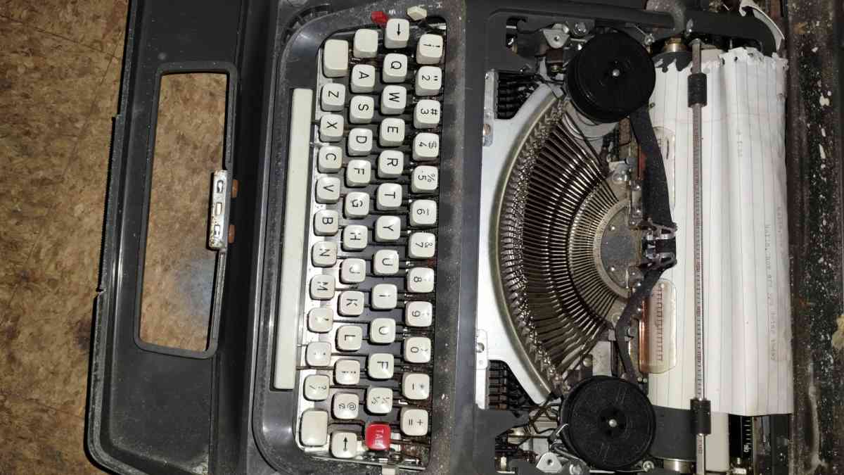 Signature 1965 Portable Typewriter with Case - New Carlisle, Ohio - FleaMarketBay