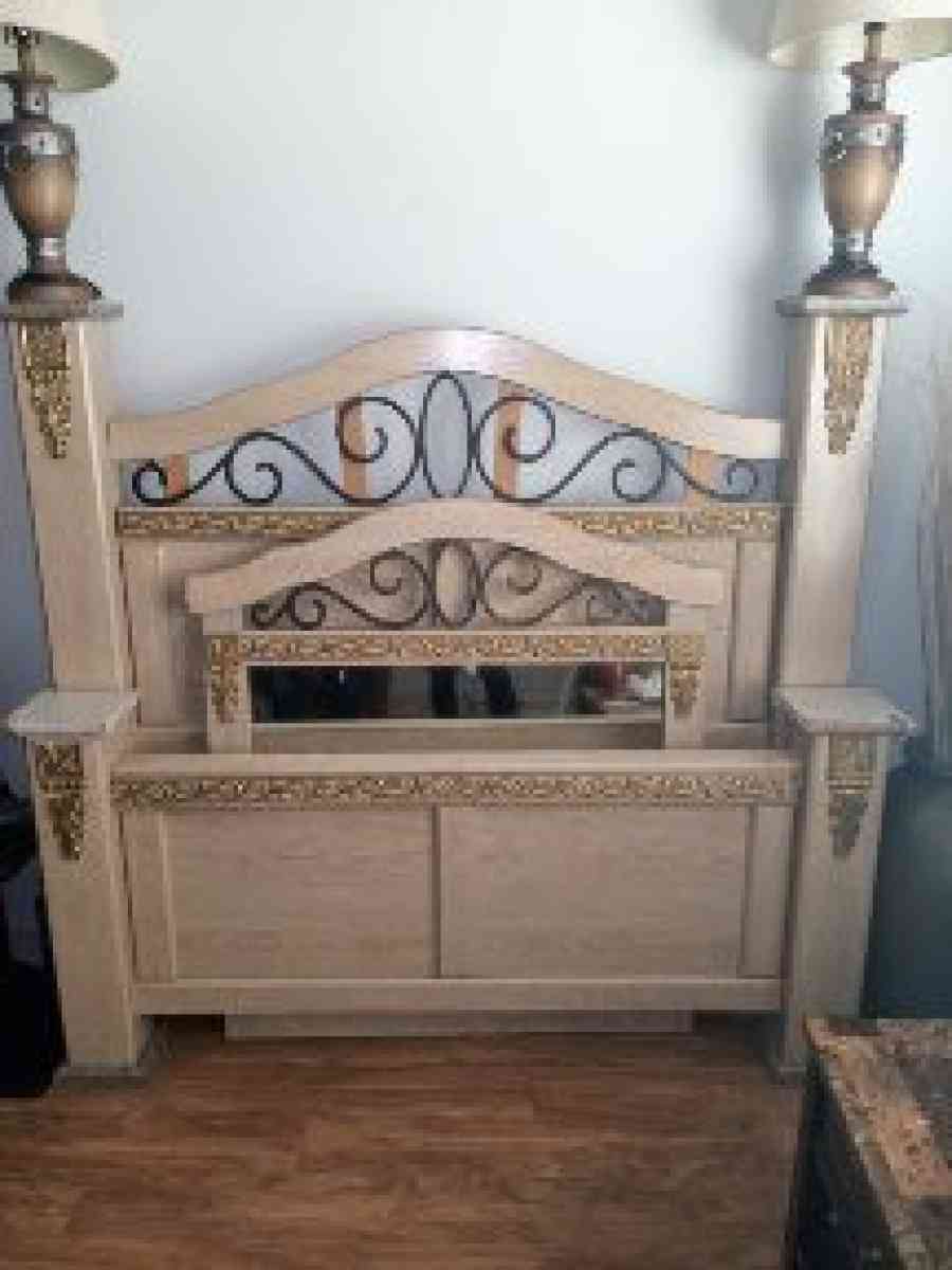 practically  new nowhere and tears headboard laps new rug - New Orleans, Louisiana