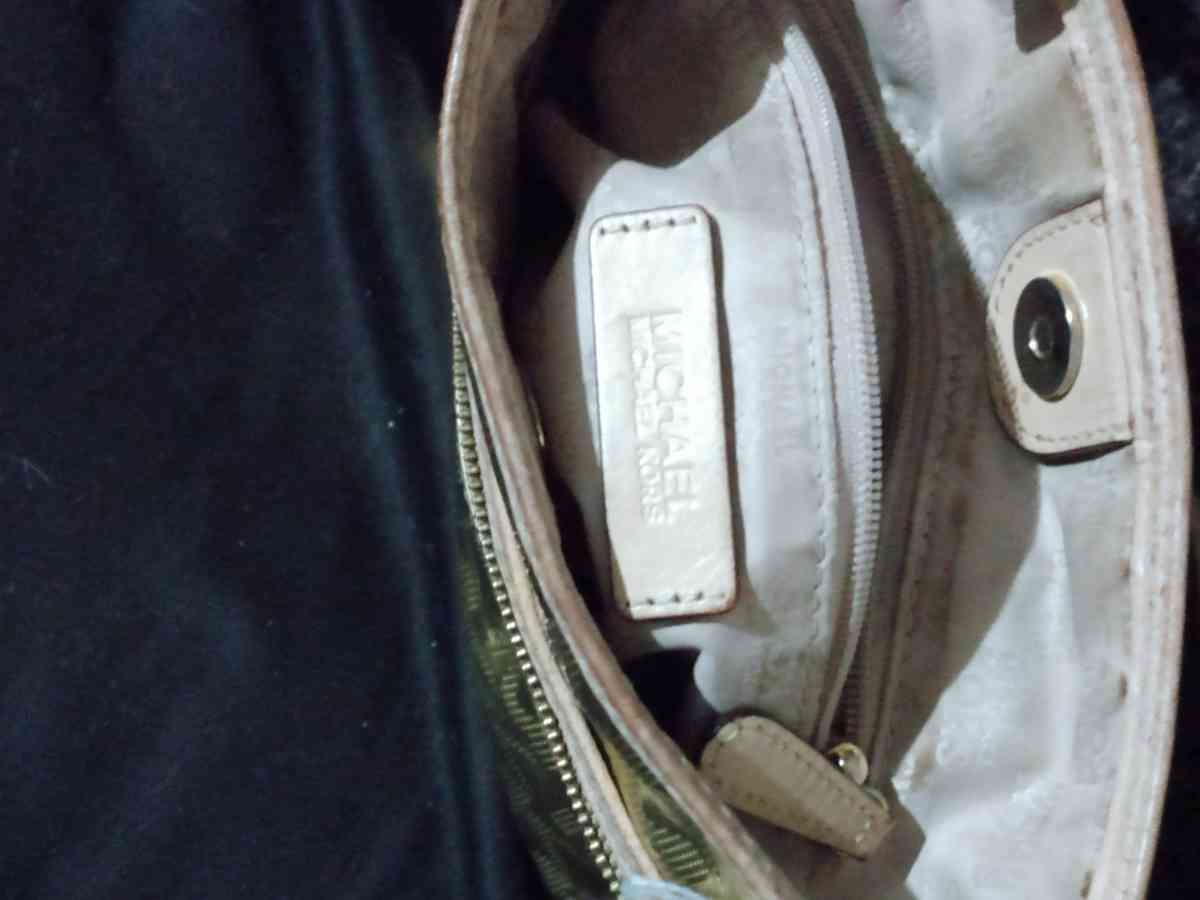 MICHAEL KORS GOLD CROSSBODY PURSE - Belen, New Mexico - FleaMarketBay
