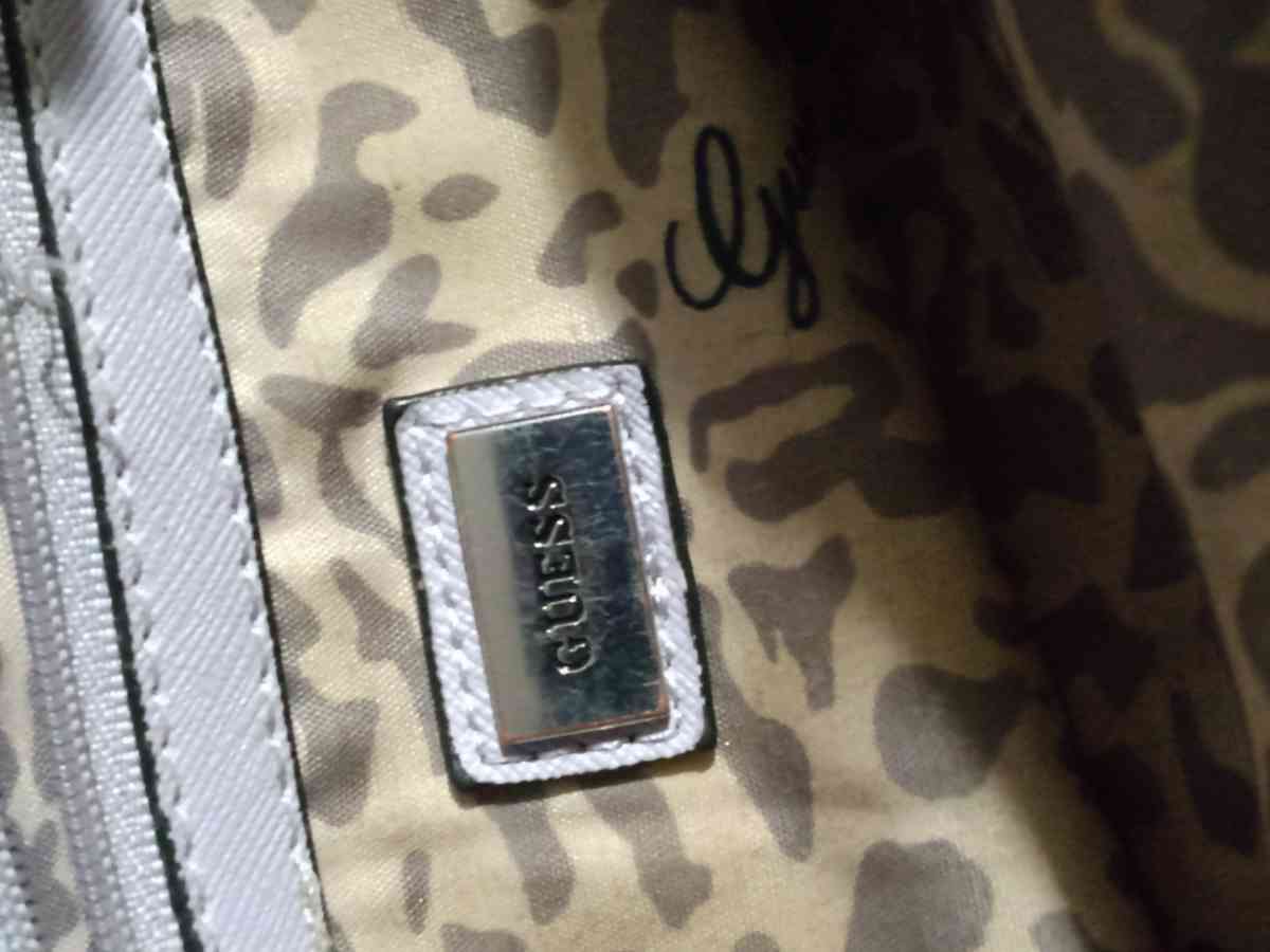 GUESS PURSE WITH SHOULDER STRAP - Belen, New Mexico - FleaMarketBay