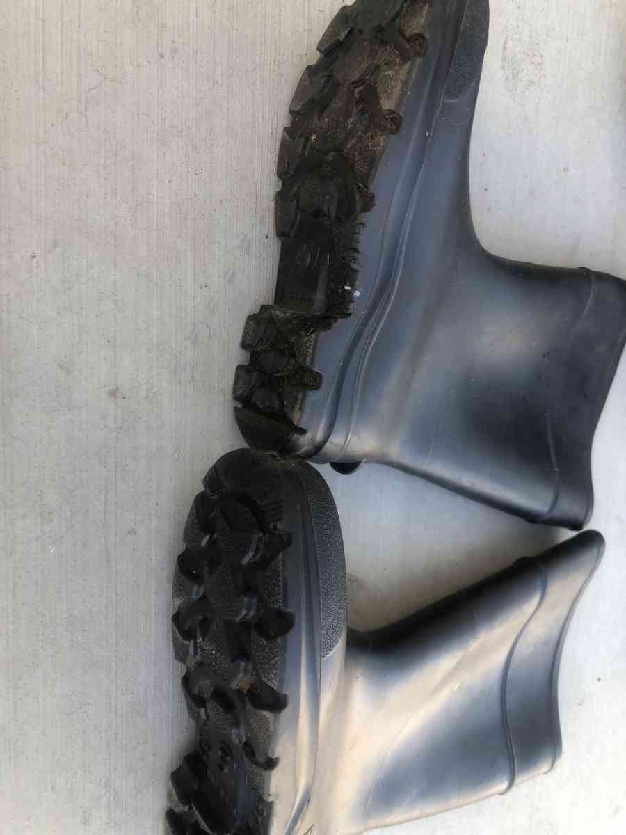 rubber boots - Fresno, California - FleaMarketBay