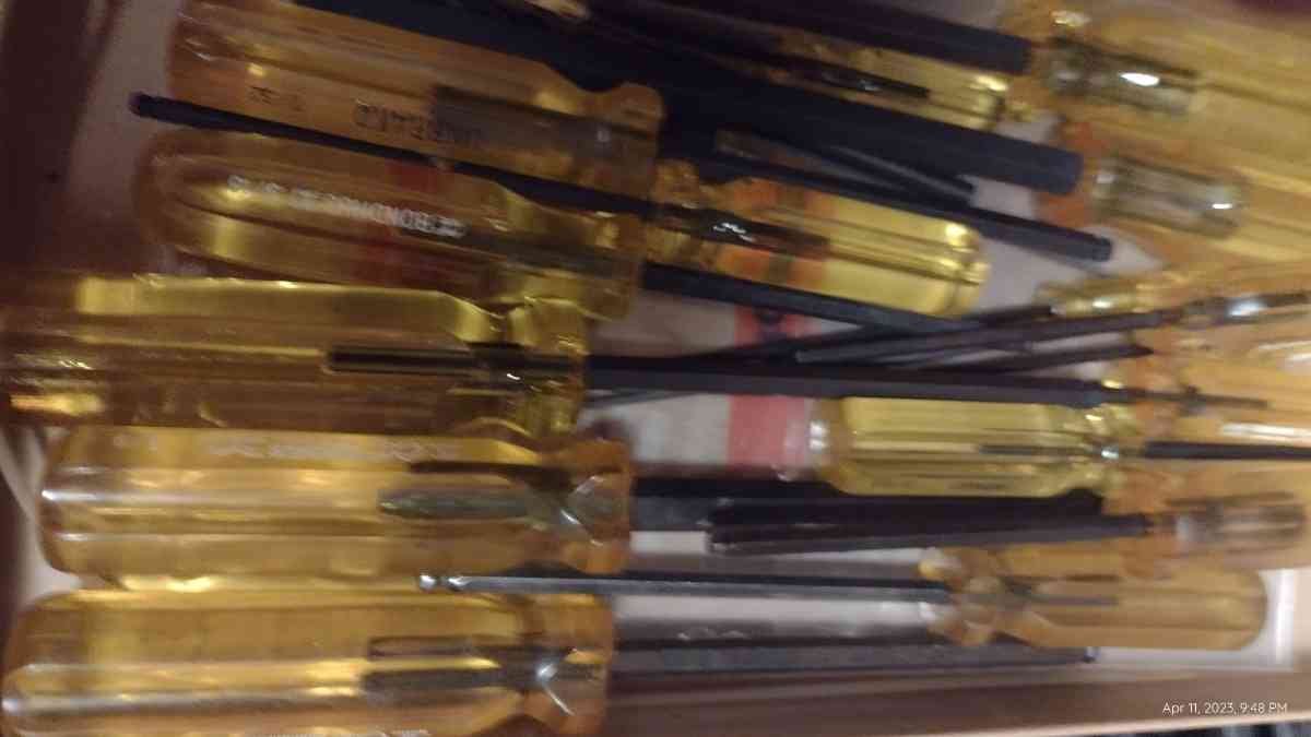 an assortment of tools - Birch Run, Michigan - FleaMarketBay