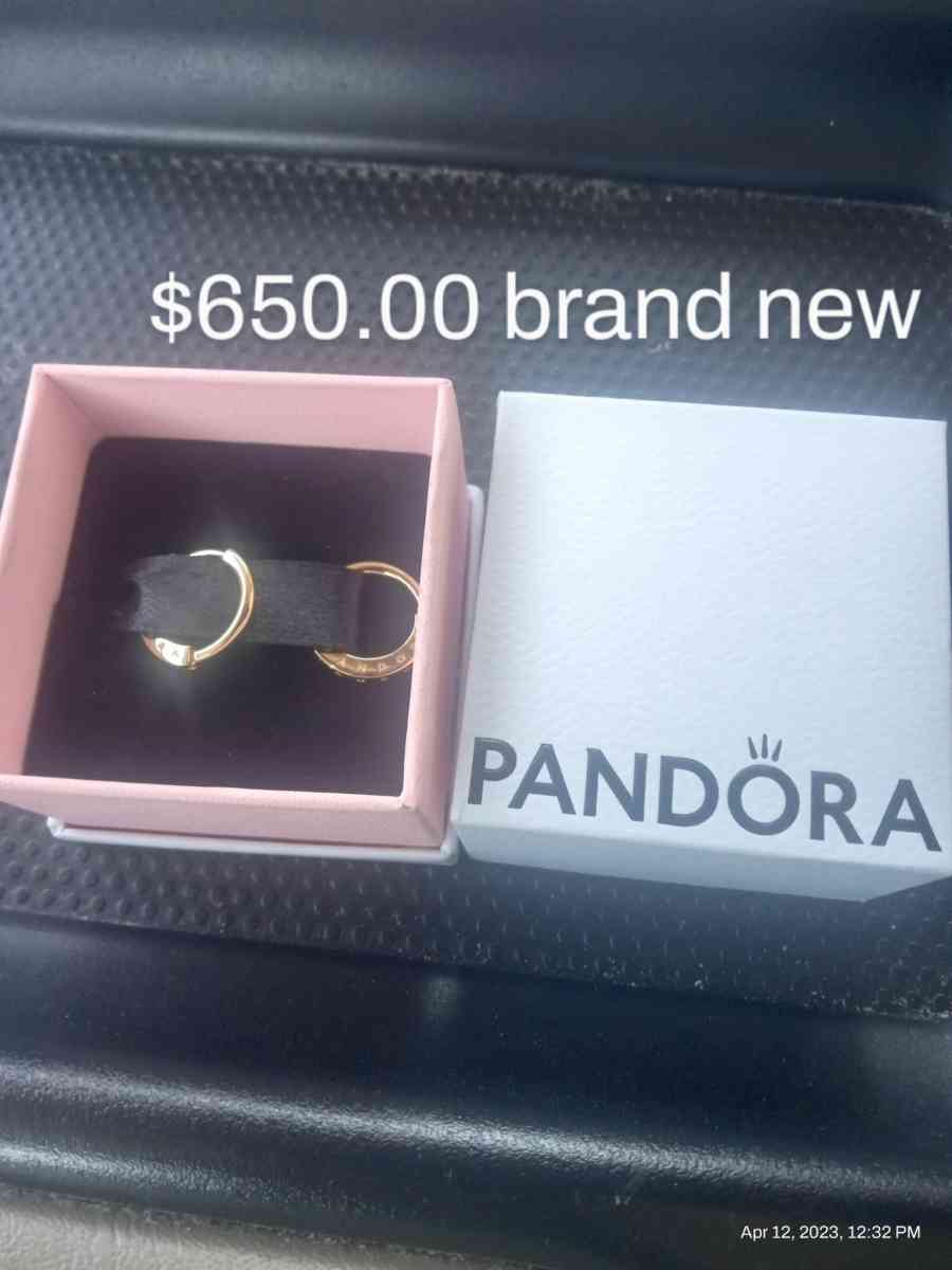 Pandora 14kt yellow gold earings - Cambridge, Maryland