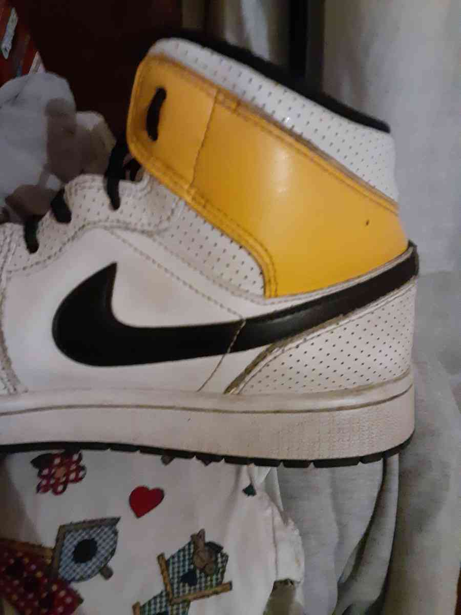 Yellow Air Jordans - Pana, Illinois - FleaMarketBay
