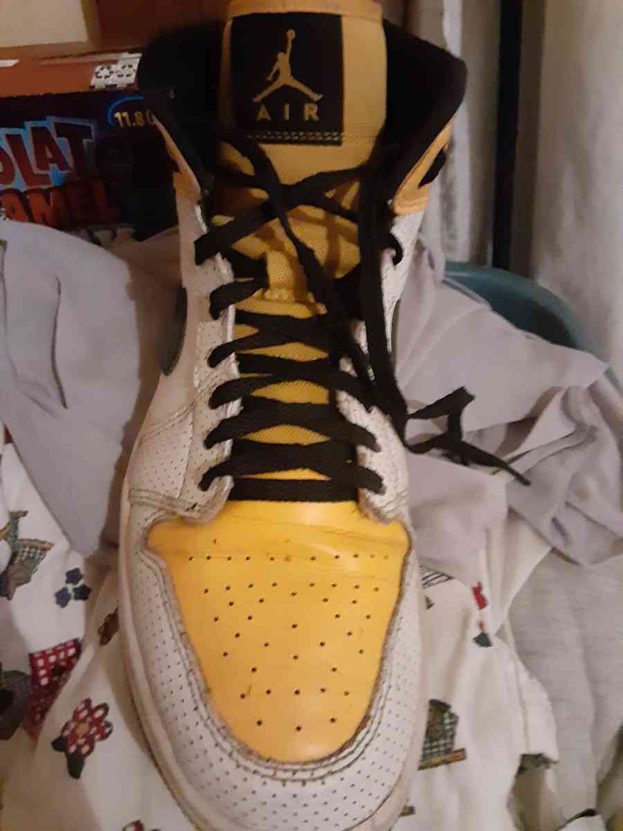 Yellow Air Jordans - Pana, Illinois - FleaMarketBay