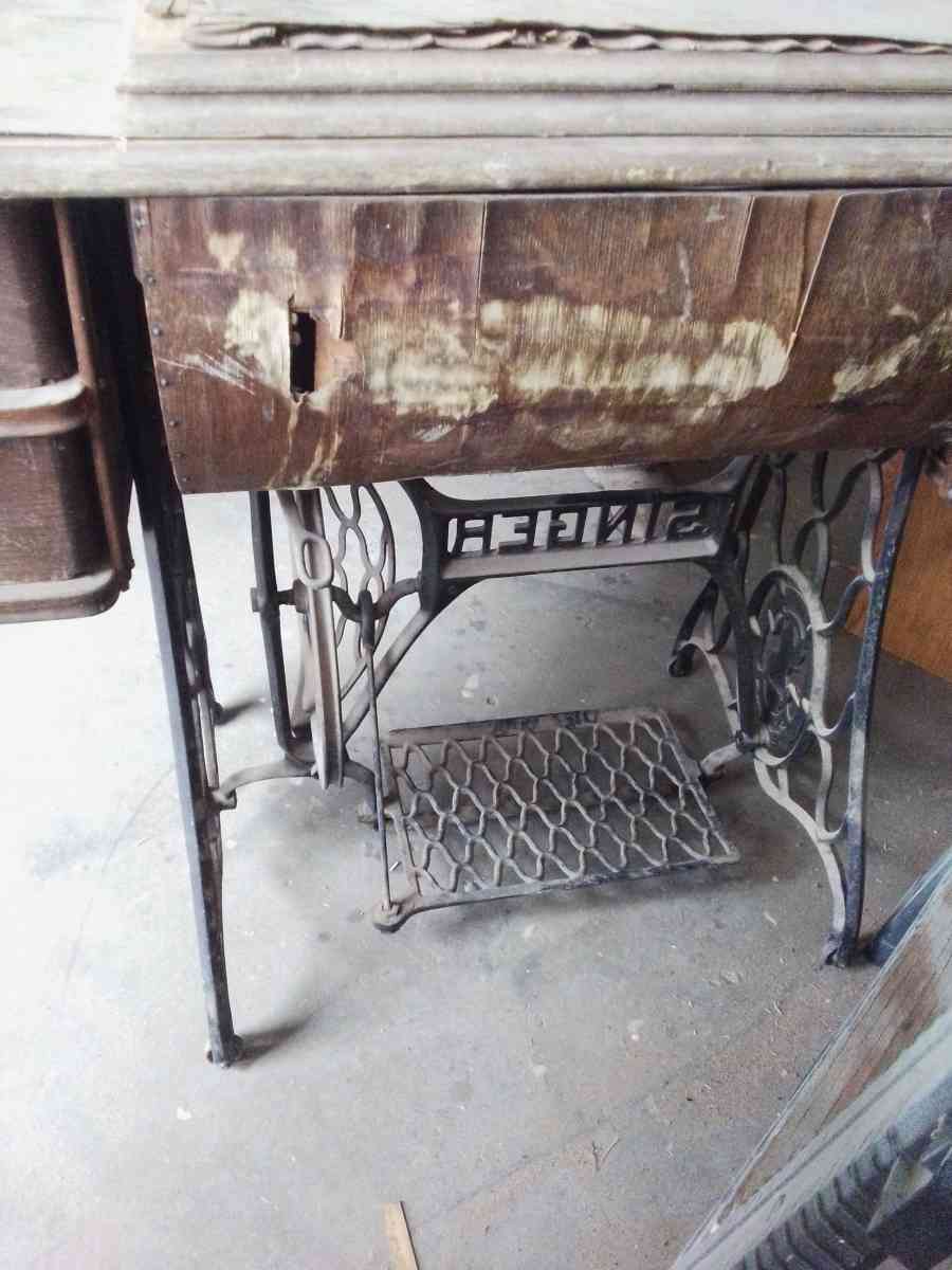 1920 singer sewing machine with treadle and table - Midland, Texas - FleaMarketBay