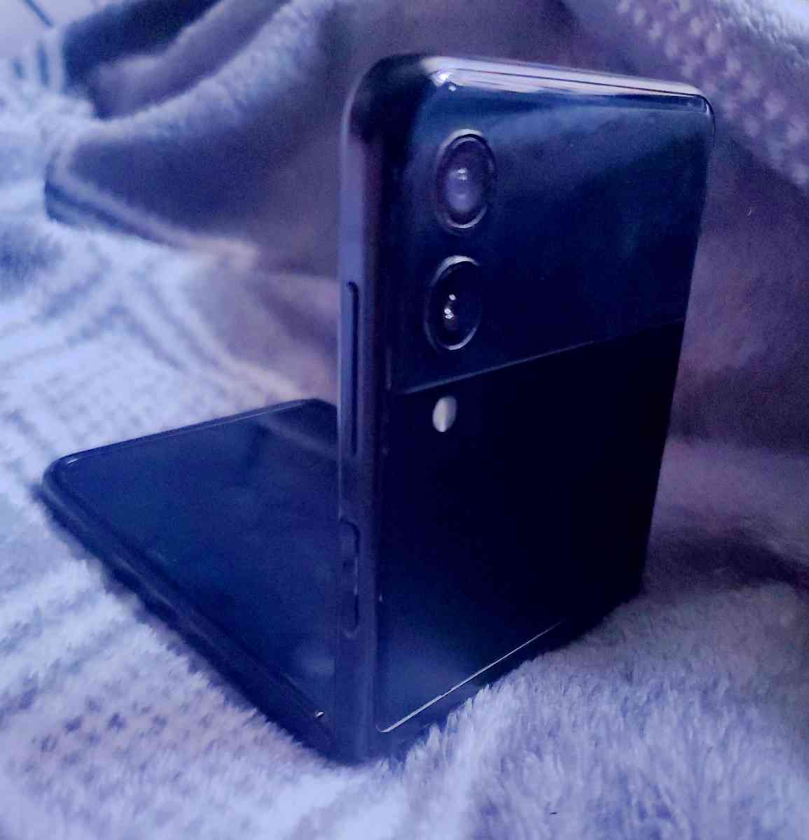 Samsung Galaxy Z Flip 3  5G - Fresno, California - FleaMarketBay