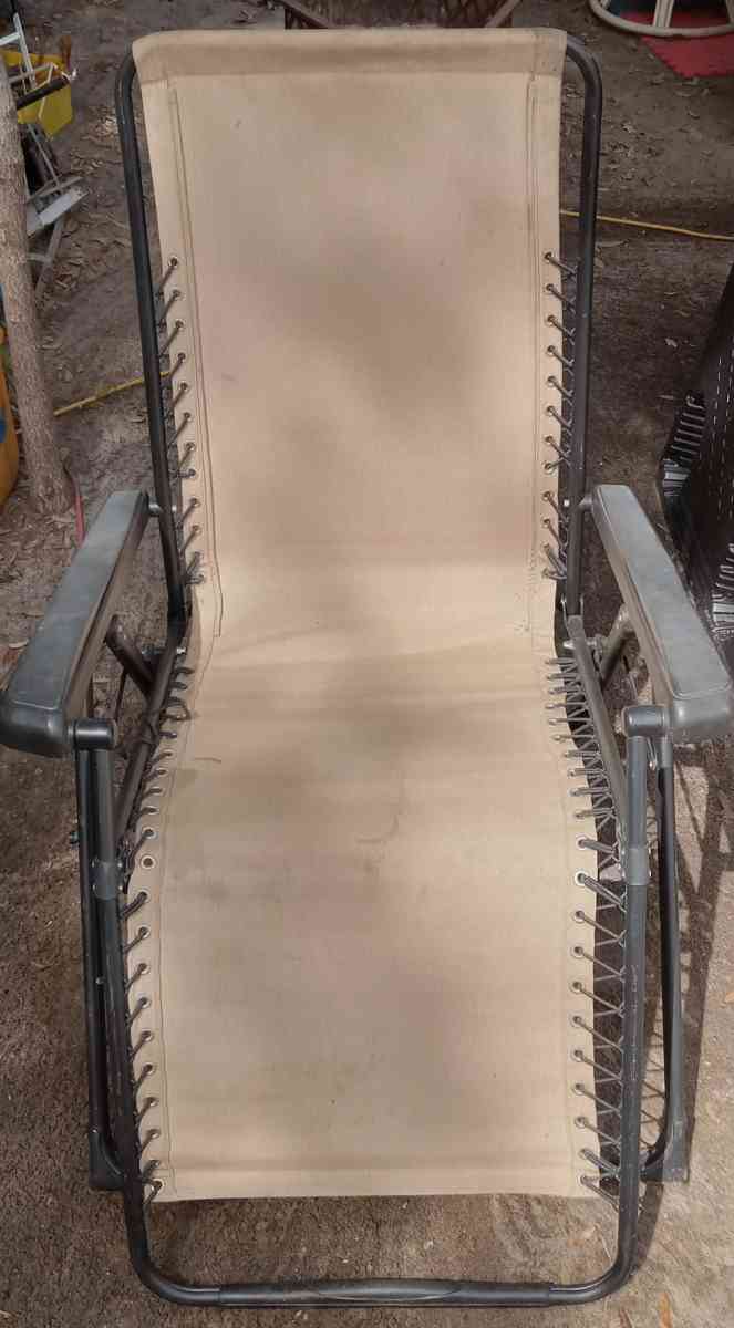 Foldable Lawn Chair with table attached - Niceville, Florida