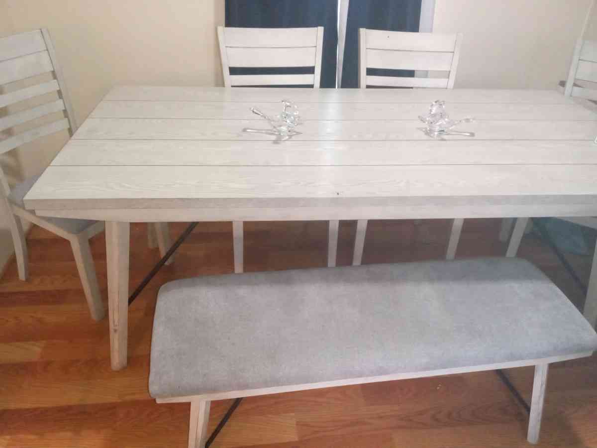 Beautiful name brand Ashley furniture Large Dining room tabl - Baytown, Texas